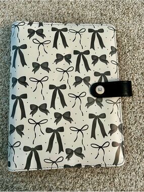 Agenda Black Bow Pattern Tablet Case on White